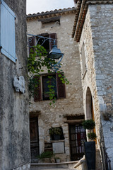 Fototapeta na wymiar Vieille rue piétonne encadrée de maisons traditionnelles à Saint-Paul de Vence, Alpes-Maritimes, France