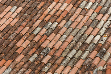 Tuiles romanes de toit provençal à Saint-Paul de Vence, Alpes-Maritimes, France