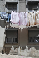 Zum trocknen aufgehängt Wäsche in Lissabon
