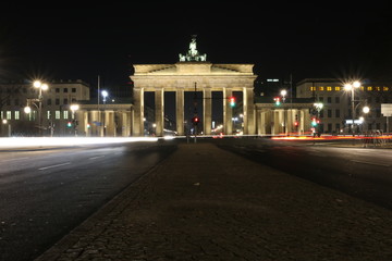 Fototapeta na wymiar Brandenburger Tor bei Nacht mit fahrenden Autos Lichtfäden
