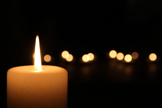 Kerzenlicht in der Dunkelheit