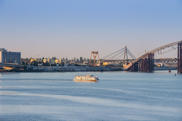 Obraz premium ship floats on the river by city