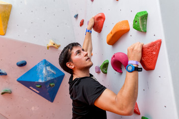 Man climber on artificial climbing wall © EdNurg