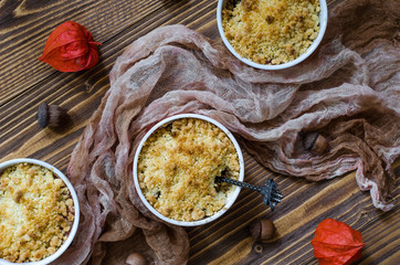 Crumble with pears and plums in small tins