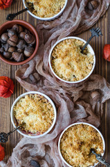Crumble with pears and plums in small tins
