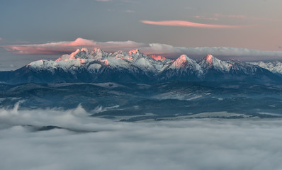 Obraz premium Beautiful autumn panorama from Pieniny over Spisz highland to snowy Tatra mountains in the morning, Poland