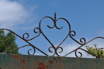 Fototapeta na wymiar Herz Liebe Symbol - als Gitter geschmiedet