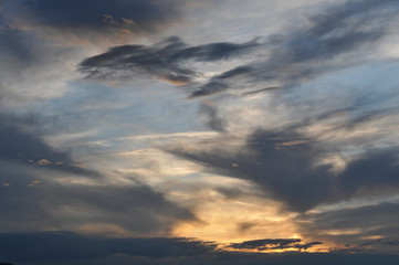 Obraz premium Abendstimmung mit Wolken und Sonne