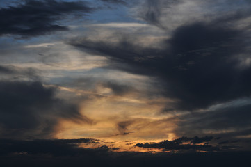 Obraz premium Abendstimmung mit Wolken und Sonne