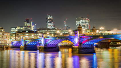 Southwark Brücke und die City of London bei Nacht