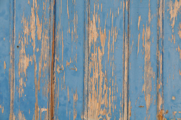 Blaue Holztüre mit abgeblätterter Farbe