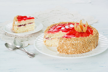 Cake with red jelly and cape gooseberry