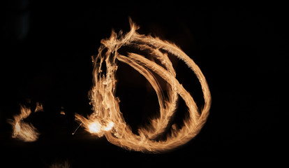 Street Artists playing with Fire / Long time exposure of torches in the dark