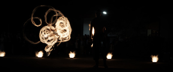 Street Artists playing with Fire / Long time exposure of torches in the dark