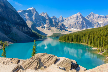 Lac de montagne majestueux au Canada. Lac Moraine en Alberta, Canada.