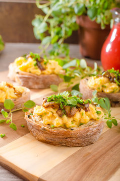 Scrambled eggs on toast with herbs
