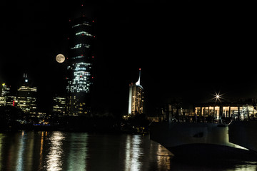 Obraz premium donau River DC tower and Supermoon