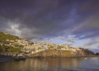 Obraz premium Portugal, Madeira, View of the fishermen port in the Camara de Lobos.