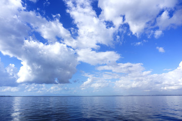 Fototapeta na wymiar perfect sky and water of ocean