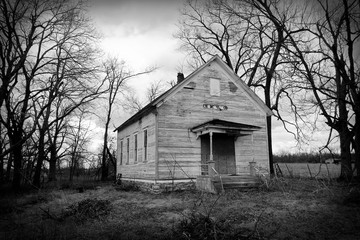 Obraz premium Old abandoned church in rural setting