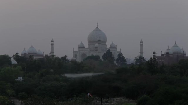 WS TU Taj Mahal at Dusk / Agra, India