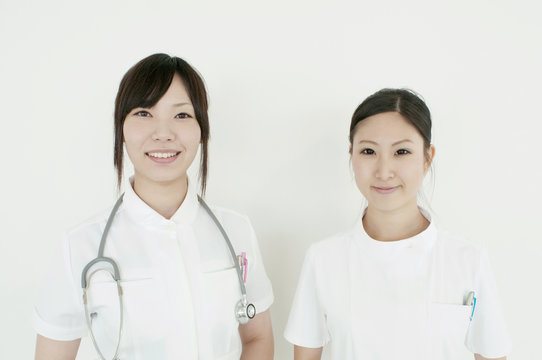 微笑む2人の看護師