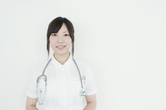 微笑む看護師