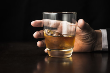 グラスと男性の手