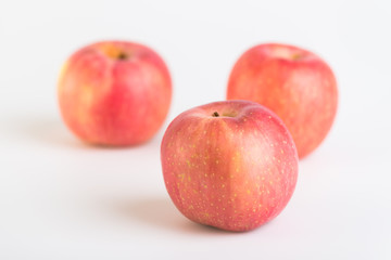 Fototapeta na wymiar Fresh red apples on white background