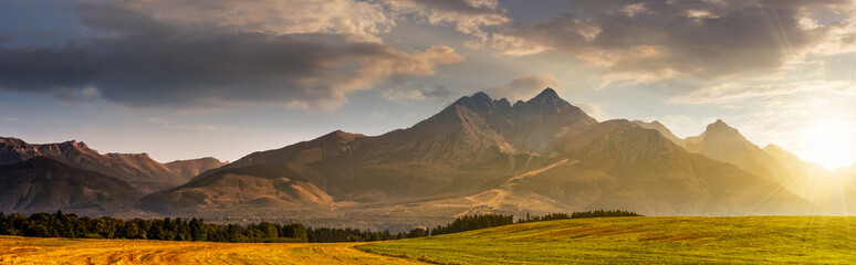Naklejka premium wiejskie pole w Tatrach o wschodzie słońca