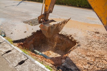 Excavator working on the Repair of pipe water 
