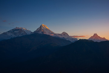 Naklejka premium Widok Annapurna i Machapuchare szczyt przy wschodem słońca od Poonhill, Nepal.