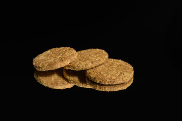 biscotti ai cereali su specchio nero