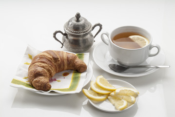 brioche con the al limone in tazza