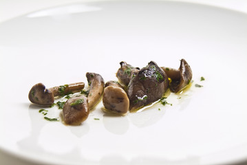 funghi chiodini trifolati su piatto in primo piano