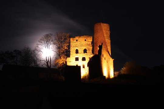 Burg in der Nacht mit Mond