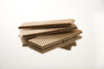 wafer al cioccolato su specchio con riflesso