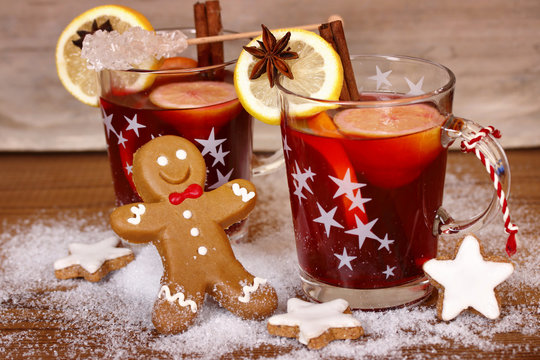 gl&uuml;hwein mit lebkuchen und zimtsternen