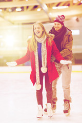 Obraz premium happy couple on skating rink