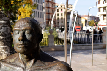 Escultura de un hombre prehistórico. © Gabrieuskal