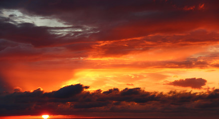 Fototapeta na wymiar gök yüzü,mavi,kırmızı,sarı,turuncu,ufuk çizgisi,gün batımı,hava,bulut 