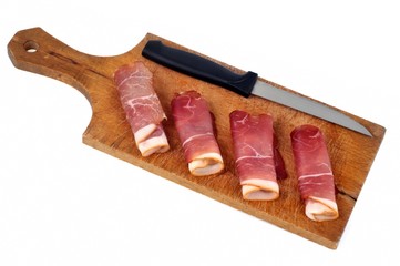 Jambon cru sur une planche à découper avec un couteau