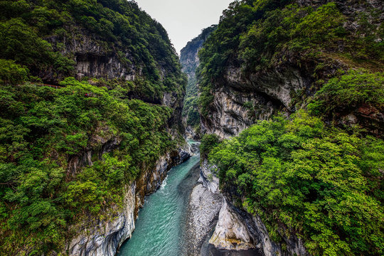 Fototapeta View of Taroko Gorge and Hiking Trail of Jhuilu Old Trail in Taroko National Park , Hualien, Taiwan