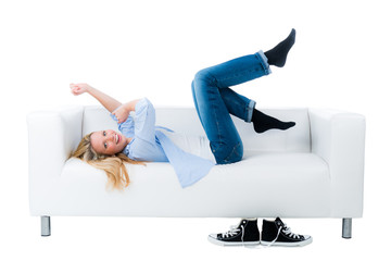 ausgelassene junge frau auf dem sofa