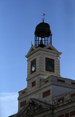 Reloj de Gobernación o de la Puerta del Sol, de torre en un templete sobre la Casa de Correos, inaugurado en el año 1866 por la reina Isabel II.