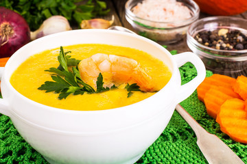 Sharp spicy vegetable cream soup with prawns