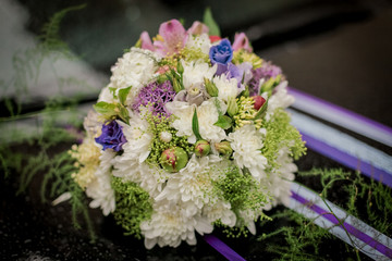 Obraz na płótnie Canvas Luxury wedding car decorated with flowers