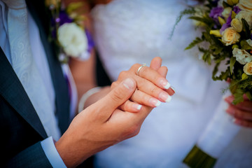 Obraz na płótnie Canvas Hands of the bride and groom close-up