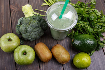 smoothies with apples, kiwi, lime, broccoli, parsley and avocado