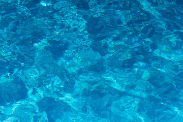 Schwimmbad Wasser mit Reflektionen der Sonne